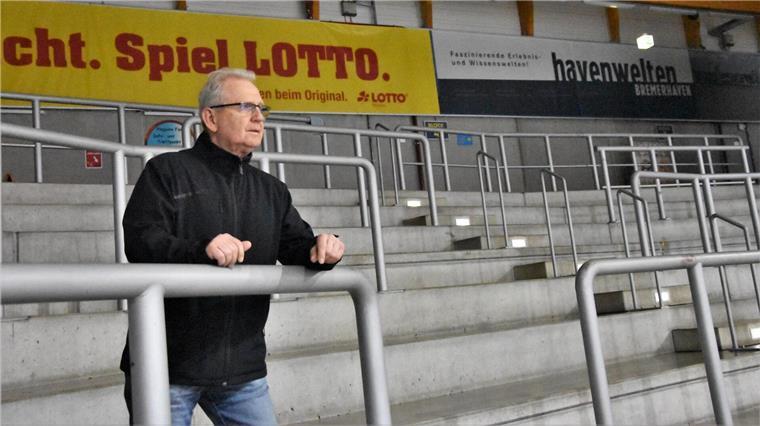 Arno Labuch Ahrens in der Eishalle. 