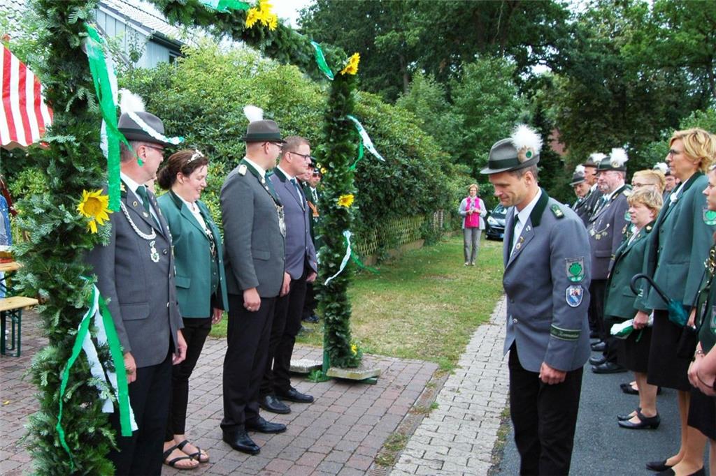 Das Schützenvolk aus Rhadereistedt trat beim scheidenden König Marco Mohrmann an...
