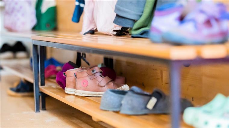 AWO-Kitas schlagen wegen Personalmangel Alarm Das Schuhregal in einer Kita.