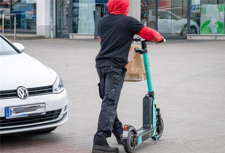 Das schwarze Nummernschild macht deutlich, dass die Versicherung Ende Februar abgelaufen ist. Die aktuellen Schilder sind blau. 