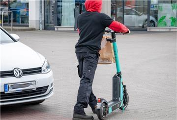 Das schwarze Nummernschild macht deutlich, dass die Versicherung Ende Februar abgelaufen ist. Die aktuellen Schilder sind blau. 