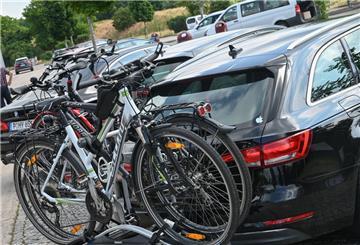 Das schwere E-Bike muss auf jeden Fall mit in den Urlaub? Dann eignet sich ein Fahrradträger für Anhängerkupplungen. 