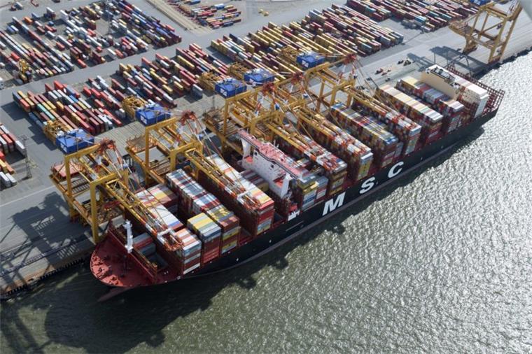 Bremerhaven: Das Schwesterschiff der "MSC Gülsün" liegt im Hafen Ein Containerschiff wird abgefertigt