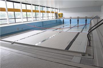 Das Schwimmbecken des Nordbades in Nordenham ist so gut wie leer. Nur noch im tieferen Bereich befindet sich etwas Wasser.