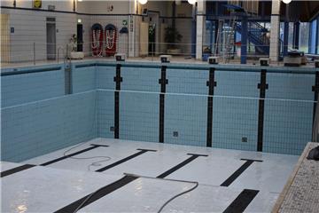 Das Schwimmbecken des Störtebeker Bads in Nordenham ist in die Jahre gekommen. Es ist fast 50 Jahre alt. Eine Sanierung des Beckens kostet 750.000 Euro. Eine neue Rutsche würde rund 250.000 Euro verschlingen.
