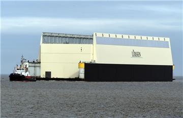 Das Schwimmdock der Lürssen Werft in Bremen verlässt Bremerhaven.