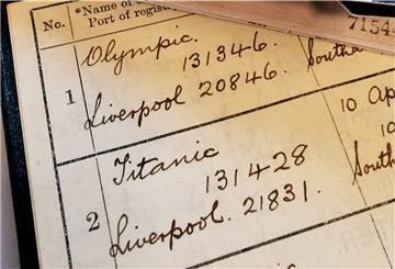 Das Seefahrtsbuch des „Titanic“-Stewards Alfred Theissinger ist in einer Sondervitrine im Deutschen Schifffahrtsmuseum ausgestellt.