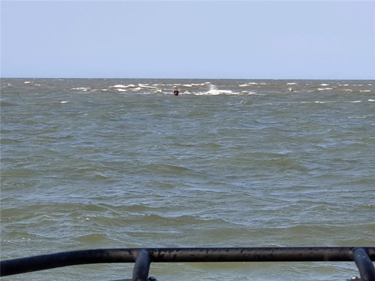 Seenotretter retten Surfer zwischen Baltrum und Langeoog Das Seenotrettungsboot im Einsatz für einen verunglückten Surfer vor Langeoog.