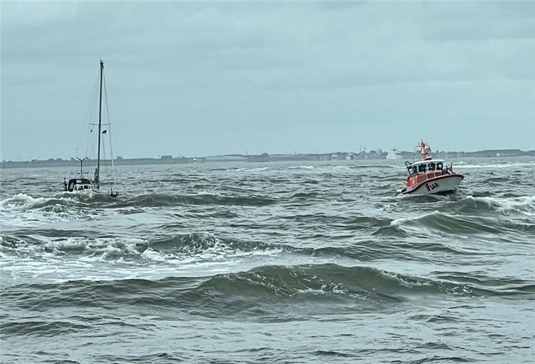 Das Seenotrettungsboot „Otto Diersch“ der Station Norddeich befreite das Segelboot aus der Brandung im Norderneyer Seegatt.