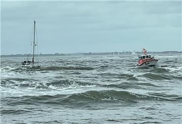 Das Seenotrettungsboot „Otto Diersch“ der Station Norddeich befreite das Segelboot aus der Brandung im Norderneyer Seegatt.