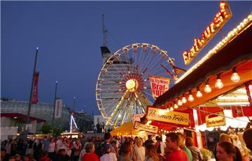 Das Seestadtfest geht in die dritte Runde: Vom 24. bis 27. Mai lockt das Fest wieder mit Street Food, Musik, Kleinkunst, zahlreichen Schiffen und Feuerwerk. Im vergangenen Jahr kamen rund 280 000 Besucher. Foto: Scheschonka