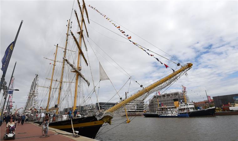 Das Seestadtfest hat am Mittwoch in Bremerhaven begonnen: Der Windjammer "Royal Helena" liegt im Neuen Hafen.