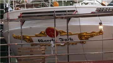 Das Segelschiff „Gorch Fock 1“ steht  eingerüstet in der großen Schiffbauerhalle des Maritimen Industrie- und Gewerbeparks Volkswerft.