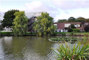 Das Seniorenheim der Awo am Carl-Zeiss-Weg liegt zwischen Teich und Friedeburgpark mitten im Grünen. Die Awo prüft die Erweiterung des Heims mit seinen 95 Plätzen um weitere 44 Plätze. Damit reagiert die Awo auf die heftige Kritik an der Schließung des Heims am Ilseplatz, in dem 25 Bewohner untergebracht waren. In Nordenham besteht ein Mangel an Pflegeplätzen. 