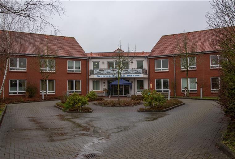 Seniorenzentrum Burhave steht unter Quarantäne Das Seniorenzentrum Burhave steht unter Quarantäne. Eine Bewohnerin ist mit oder an Corona gestorben. Weitere Personen wurden positiv getestet.