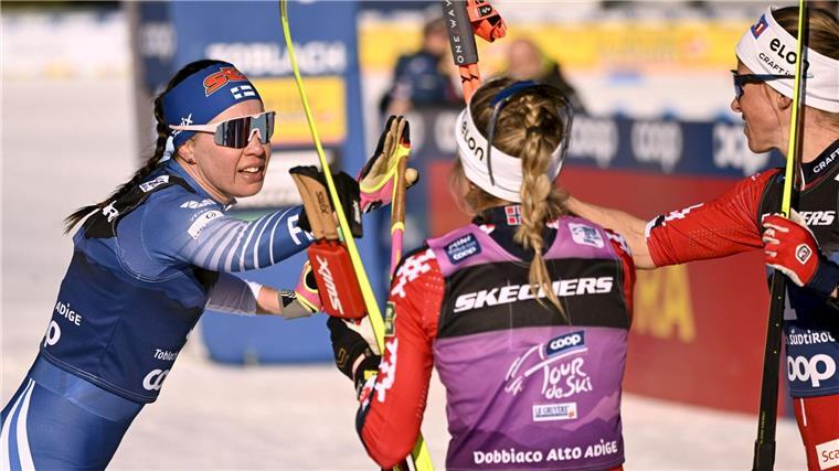 Carl wieder Vierte bei Tour de Ski - Moch auf Platz neun Das siegreiche Trio der vierten Etappe der Tour de Ski, Kerttu Niskanen aus Finnland (l), Astrid Öyre Slind (r) und Therese Johaug aus Norwegen (M), beglückwünscht sich.