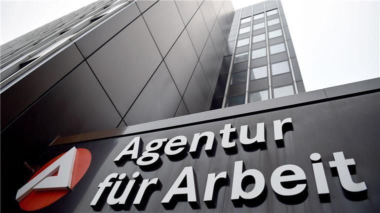 12.000 Ukrainer arbeiten mit Sozialversicherung Das Signet der Bundesagentur für Arbeit an einem Gebäude.