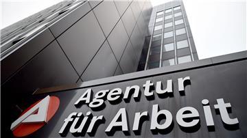 Das Signet der Bundesagentur für Arbeit an einem Gebäude.