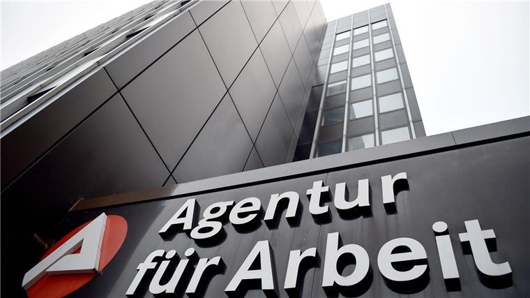 Das Signet der Bundesagentur für Arbeit an einem Gebäude.