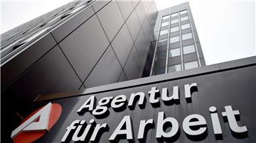 Das Signet der Bundesagentur für Arbeit an einem Gebäude.