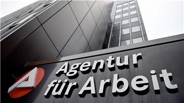Das Signet der Bundesagentur für Arbeit an einem Gebäude.