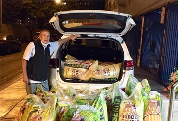 Das sind 1,1 Tonnen Reis, die Javier Oscar Salerno Llerena ins Auto lädt. Fast 50 Tonnen Lebensmittel hat das peruanisch-deutsche Ehepaar innerhalb weniger Wochen an arme Menschen in Peru verteilt.