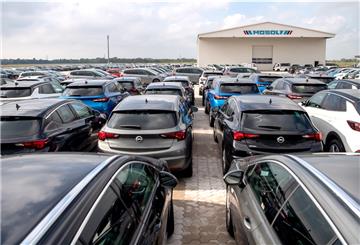 Autos dicht an dicht auf einem Parkplatz