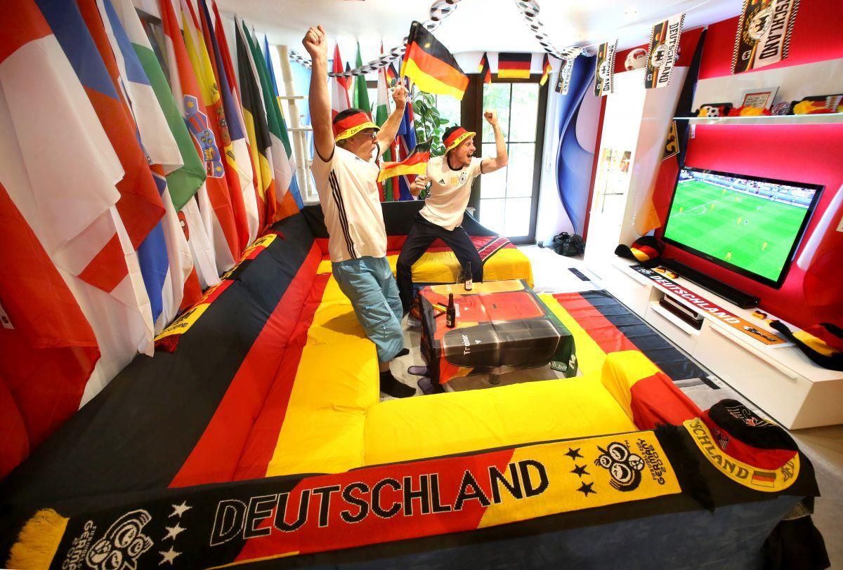 Mehr geht nicht: Wohnen in Schwarz-Rot-Gold Das sind Fans vom Feinsten: Stefan (rechts) und Wolla Haben das Wohnzimmer in Haan (Nordrhein-Westfalen) komplett dekoriert. Mehr geht nicht.