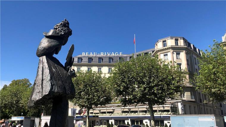 Das Attentat auf Kaiserin Sisi vor 125 Jahren Das Sisi-Denkmal am Ufer des Genfer Sees, wo die österreichische Kaiserin 1898 ermordet wurde.