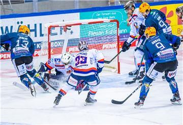 Eishockey-Spieler auf dem Spielfeld.