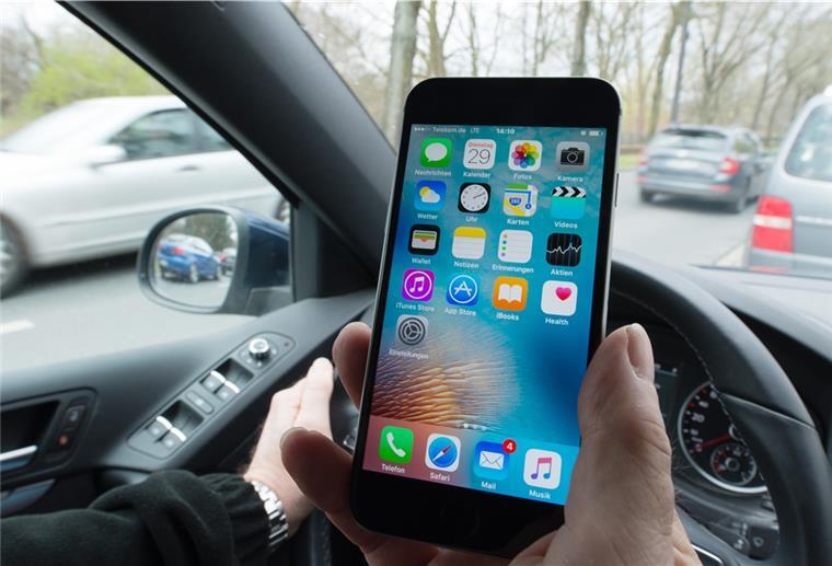 Landkreis Rotenburg: 99 Fahrer mit Smartphone am Lenkrad erwischt Das Smartphone am Lenkrad lenkt ab und führt regelmäßig zu Unfällen, nicht selten mit folgenschwerem Ausgang.