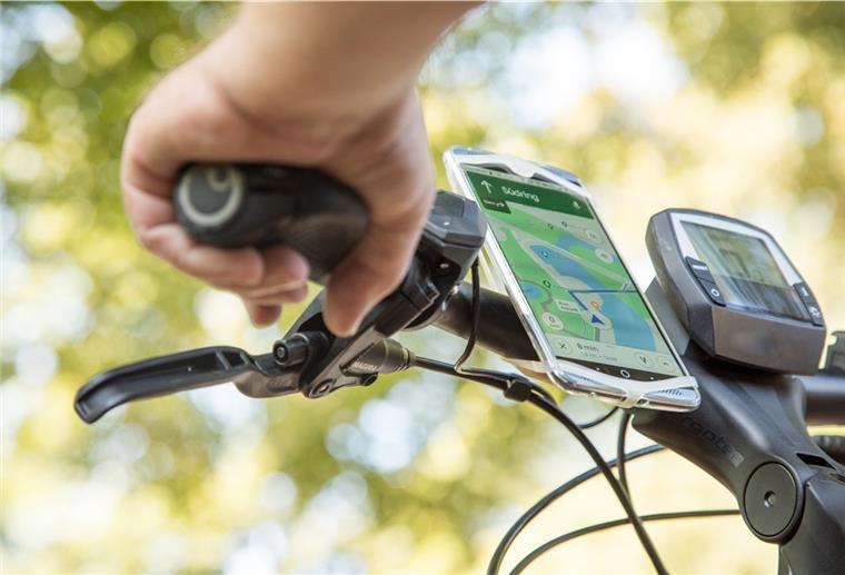 Das Smartphone ersetzt am Fahrradlenker die analoge Landkarte.