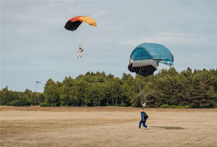 Das soll auch in Zukunft für den zivilen Freifallsportverein möglich sein: Sichere Landung mit dem Fallschirm auf dem Sprungplatz in Seedorf.