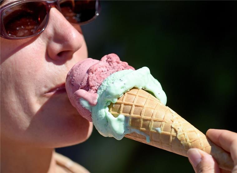 Kein Scherz: Der Sommer kommt zurück nach Bremerhaven und Umgebung Das sommerliche Wetter am Wochenende in Bremerhaven und Umgebung lädt zu einem Besuch im Eiscafé ein.