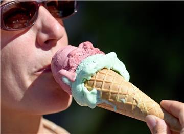 Das sommerliche Wetter am Wochenende in Bremerhaven und Umgebung lädt zu einem Besuch im Eiscafé ein. 