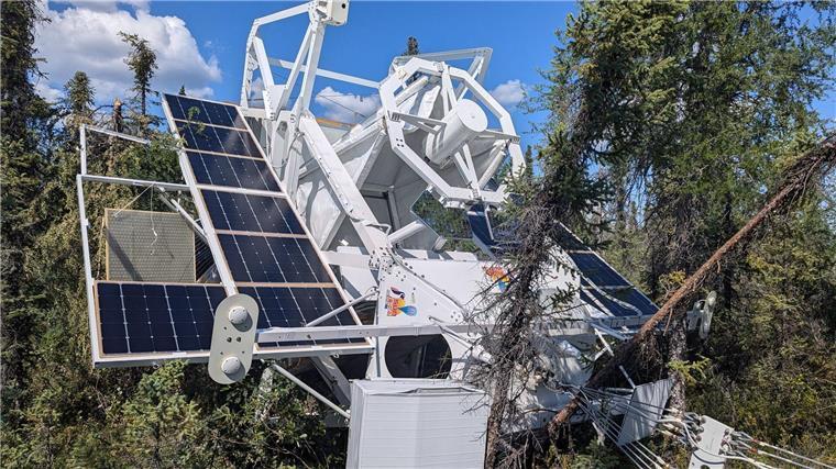 Mission „Sunrise III“: Datenspeicher in Kanada geborgen Das Sonnenteleskop „Sunrise III“ liegt nach der Landung zwischen Bäumen in der Wildnis.