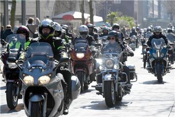 Das sonnige Wetter am Wochenende lockte am Sonntag über 500 Biker zum Motorradgottesdienst in Bremerhaven.