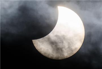 25.10.2022, Niedersachsen, Laatzen: Eine partielle Sonnenfinsternis ist zwischen Wolken am Himmel über der Region Hannover zu sehen.....Die teilweise Sonnenfinsternis wird auch in Deutschland zu sehen sein. (zu dpa: «Mit Spezialbrille die Sonne beobachten») Foto: Julian Stratenschulte/dpa - Honorarfrei nur für Bezieher des Dienstes dpa-Nachrichten für Kinder +++ dpa-Nachrichten für Kinder +++
