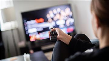 Fernsehen auf dem Sofa