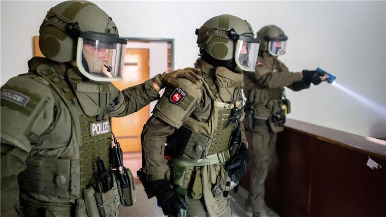 Das Spezialeinsatzkommando (SEK) und das Mobile Einsatzkommando (MEK) kommen zum Einsatz, wenn besondere Gefahren drohen oder spezialisiertes Wissen gefragt ist.