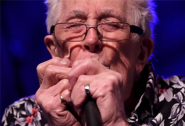 „Godfather of British Blues“: John Mayall ist tot Das Spielen der Instrumente hatte sich John Mayall selbst beigebracht.
