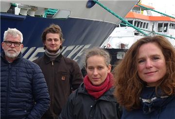 Das Sprecher-Team vor dem Forschungsschiff „Heincke“ (von links): Richard Gonlag, Victor Natus, Margarita Wiesner und Michaela Hinnenthal. 