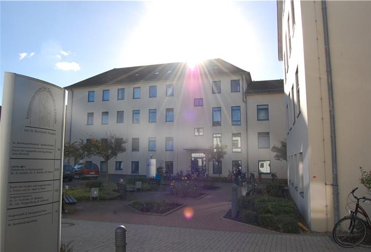 Das St.-Bernhard-Hospital in Brake nimmt wegen Corona-Infektionen im Haus vorerst keine Patienten mehr auf.