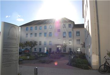Das St.-Bernhard-Hospital in Brake nimmt wegen Corona-Infektionen im Haus vorerst keine Patienten mehr auf.