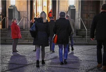 Das Stadttheater öffnet trotz Corona-Krise, hier am Freitagabend vor dem Gastspiel der „Müllfischer“. Foto Scheschonka