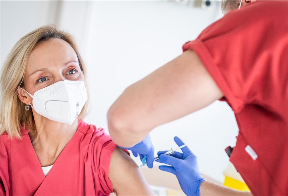 Das städtische Klinikum Reinkenheide in Bremerhaven hat mit der Corona-Impfung des medizinischen Personals begonnen. Krankenpfleger Anatoli Kistner impft Hebamme Sonja Fehr.