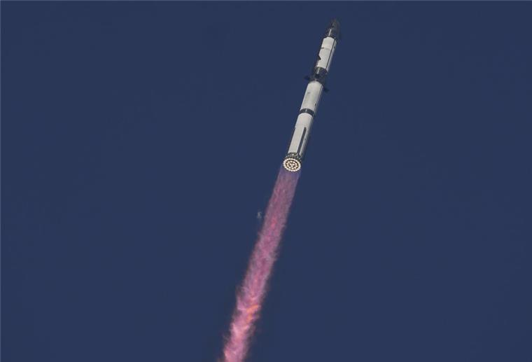 06.03.2025, USA, Boca Chica: Die Rakete «Starship» von SpaceX hebt zu einem Testflug von der Starbase in Boca Chica ab. Foto: Eric Gay/AP/dpa +++ dpa-Bildfunk +++