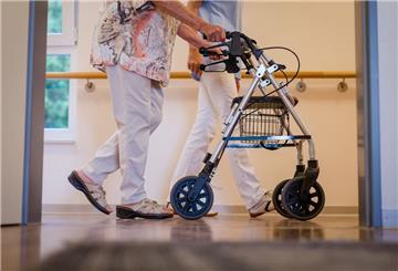 Das Statistische Bundesamt erwartet, dass der Bedarf an Pflegekräften bis 2049 auf insgesamt 2,15 Millionen ansteigt.