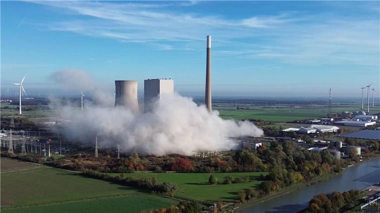 Teile des Kohlekraftwerks Mehrum erfolgreich gesprengt Das Steinkohlekraftwerk Mehrum war 1965 erstmals in Betrieb gegangen.