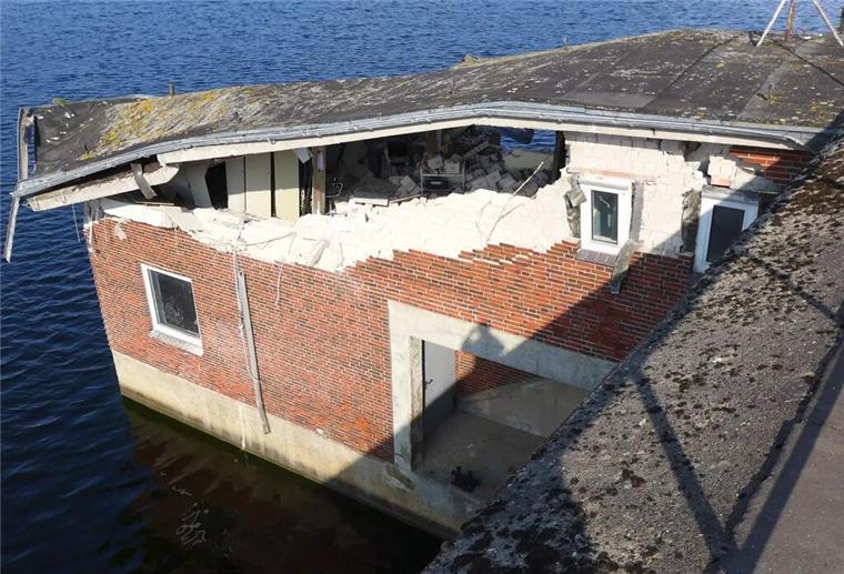 Das Steuerhaus auf dem Schleusenhaupt wurde beim Zusammenstoß zerstört.